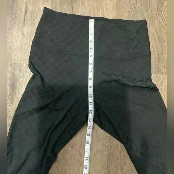 Nike Capri Yoga Black Pants size large strechy material, thick material no show - Picture 6 of 8